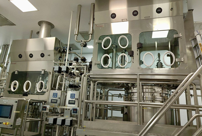 Безопасное приготовление стерильных растворов: емкости с интеграцией фармацевтических изоляторов